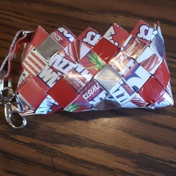 TWIZZLERS WRAPPER RECYCLED CHANGE PURSE WITH KEYRING - Picture 1 of 3